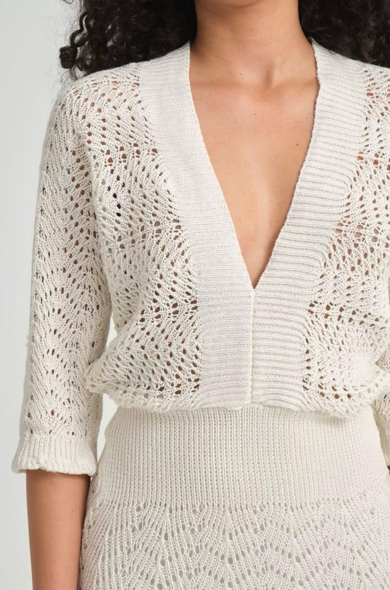 Robe tricot beige ajustée à manches bouffantes ajourée