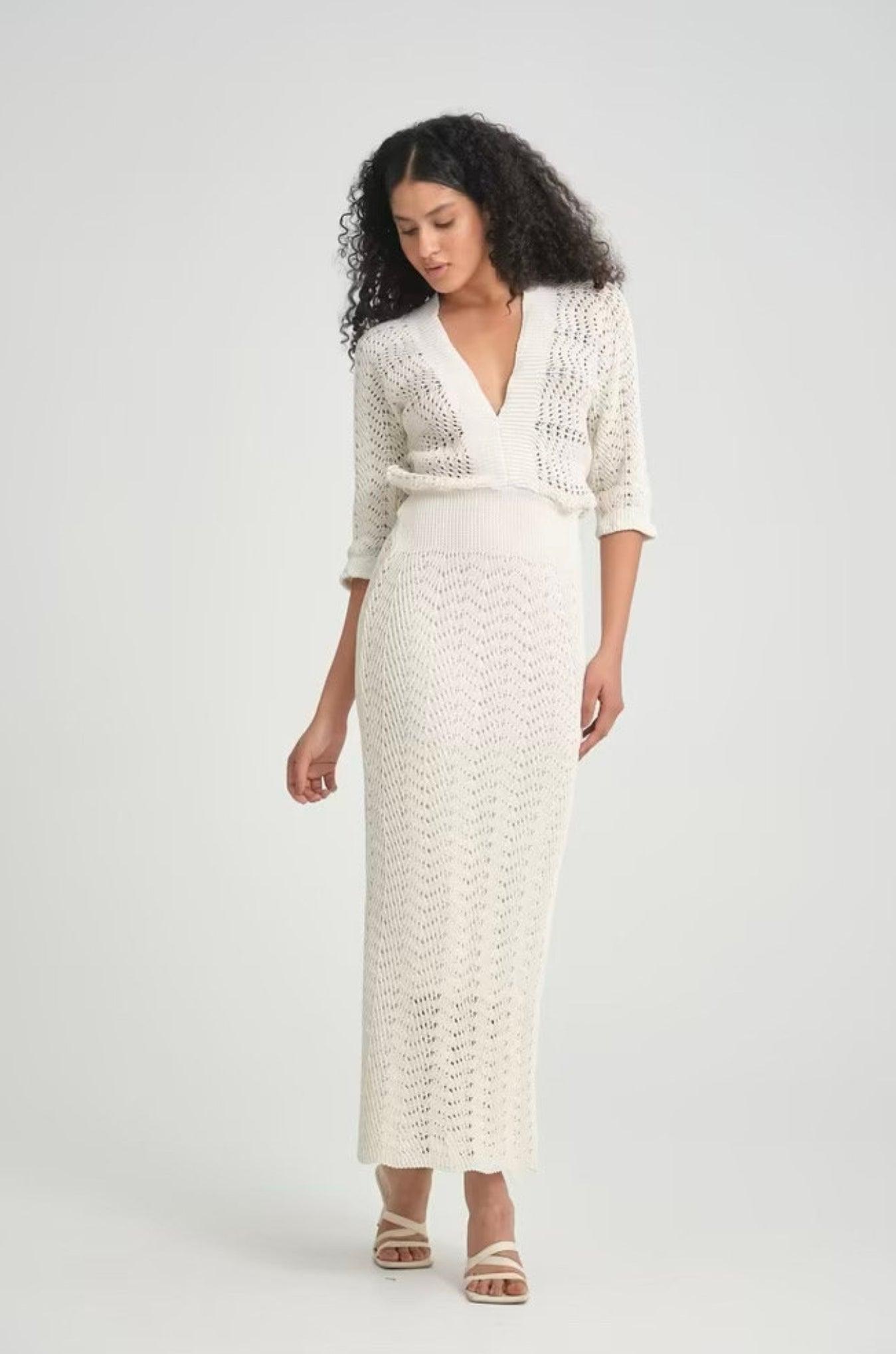 Robe tricot beige ajustée à manches bouffantes ajourée