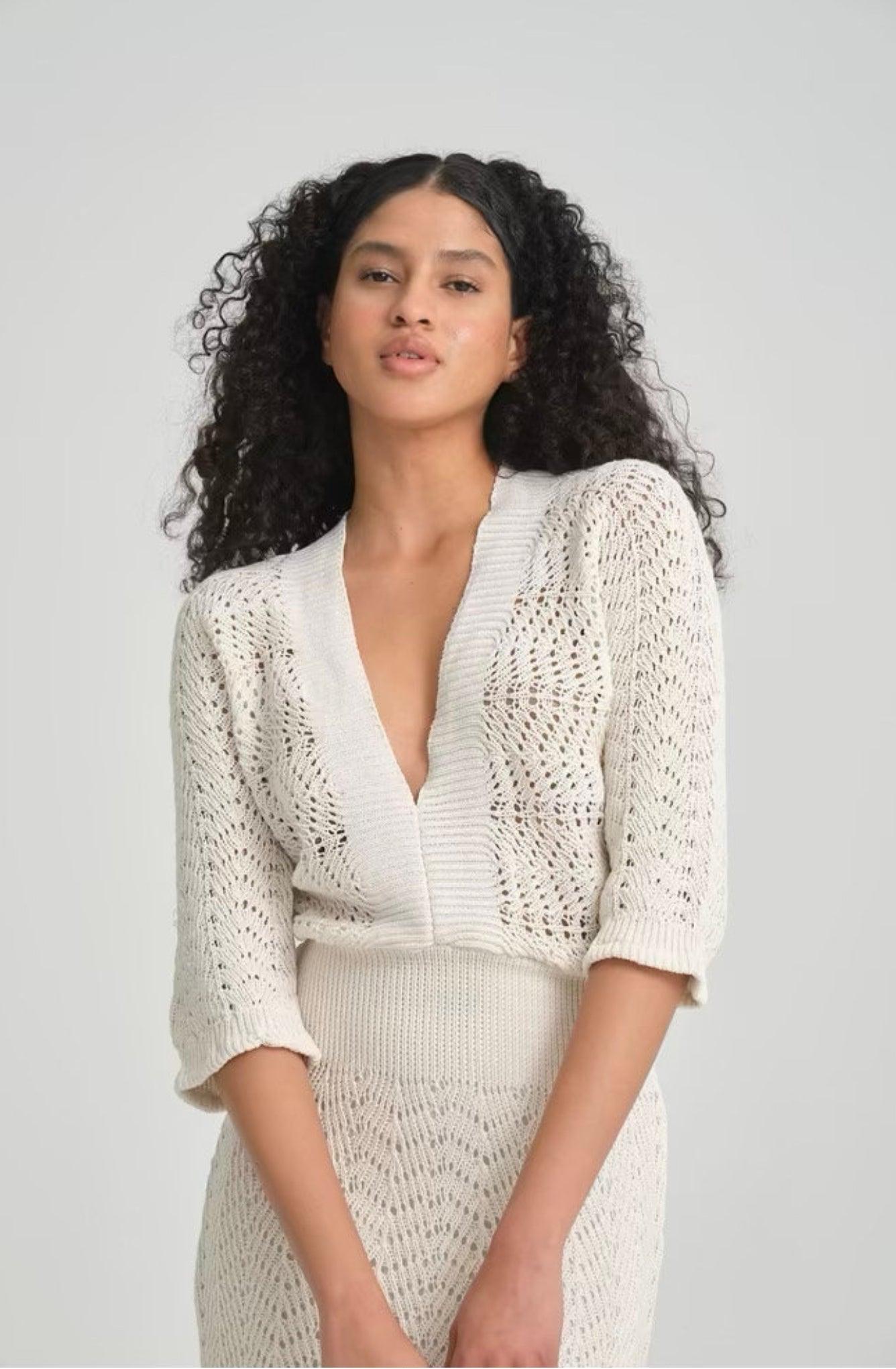 Robe tricot beige ajustée à manches bouffantes ajourée