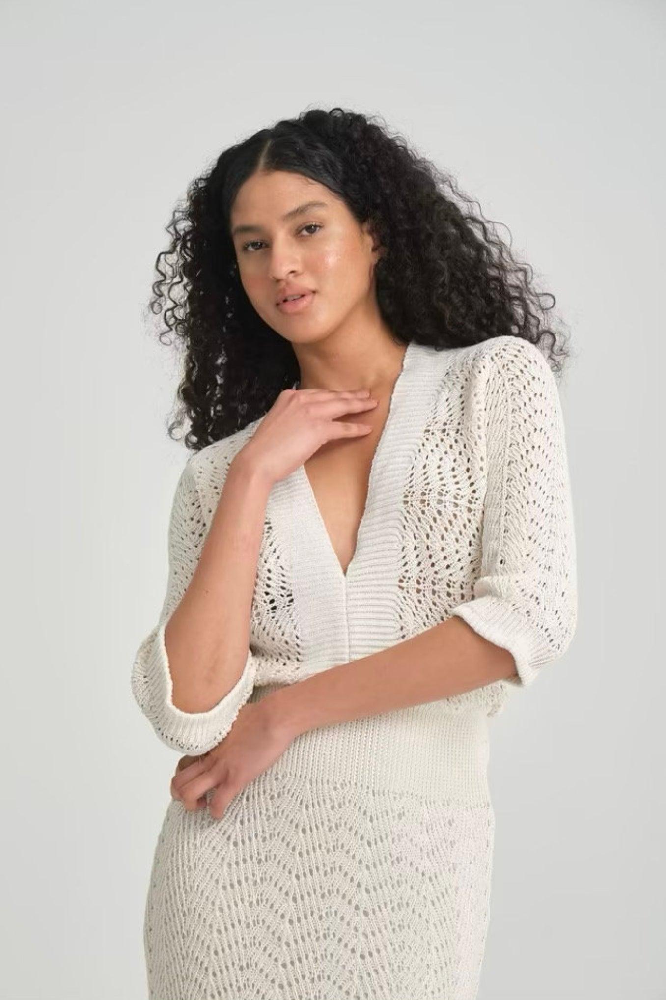 Robe tricot beige ajustée à manches bouffantes ajourée