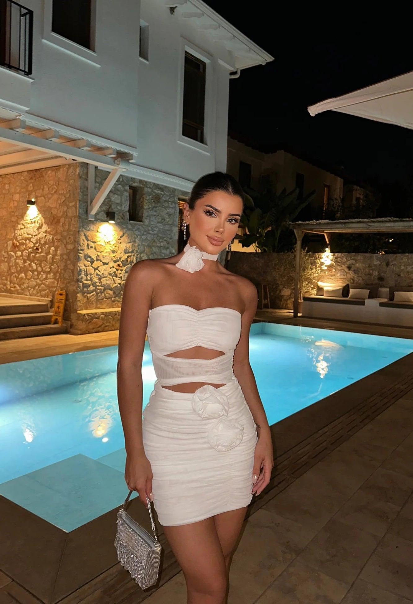 Robe blanche sans manches avec jupe ornée de roses