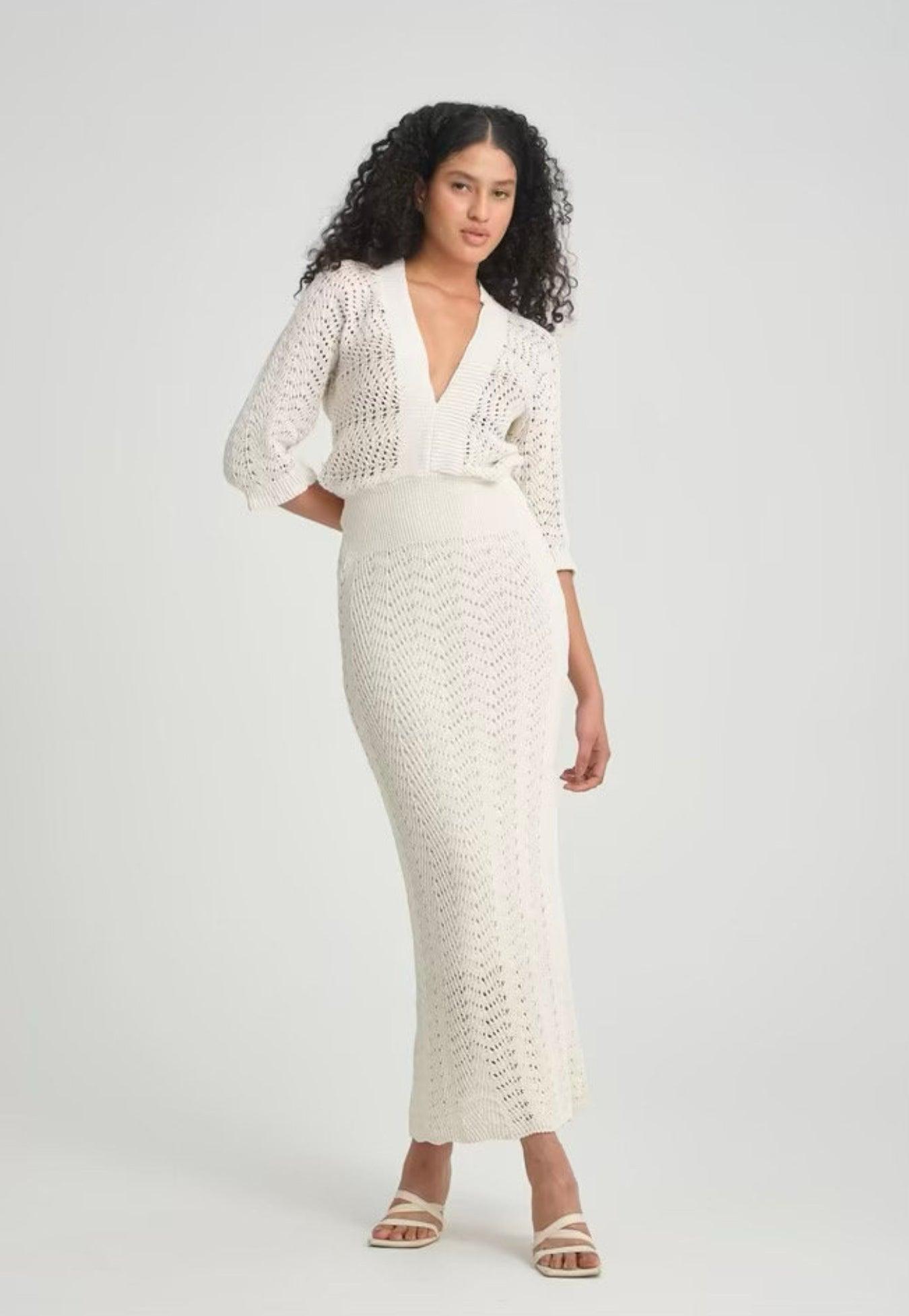 Robe tricot beige ajustée à manches bouffantes ajourée