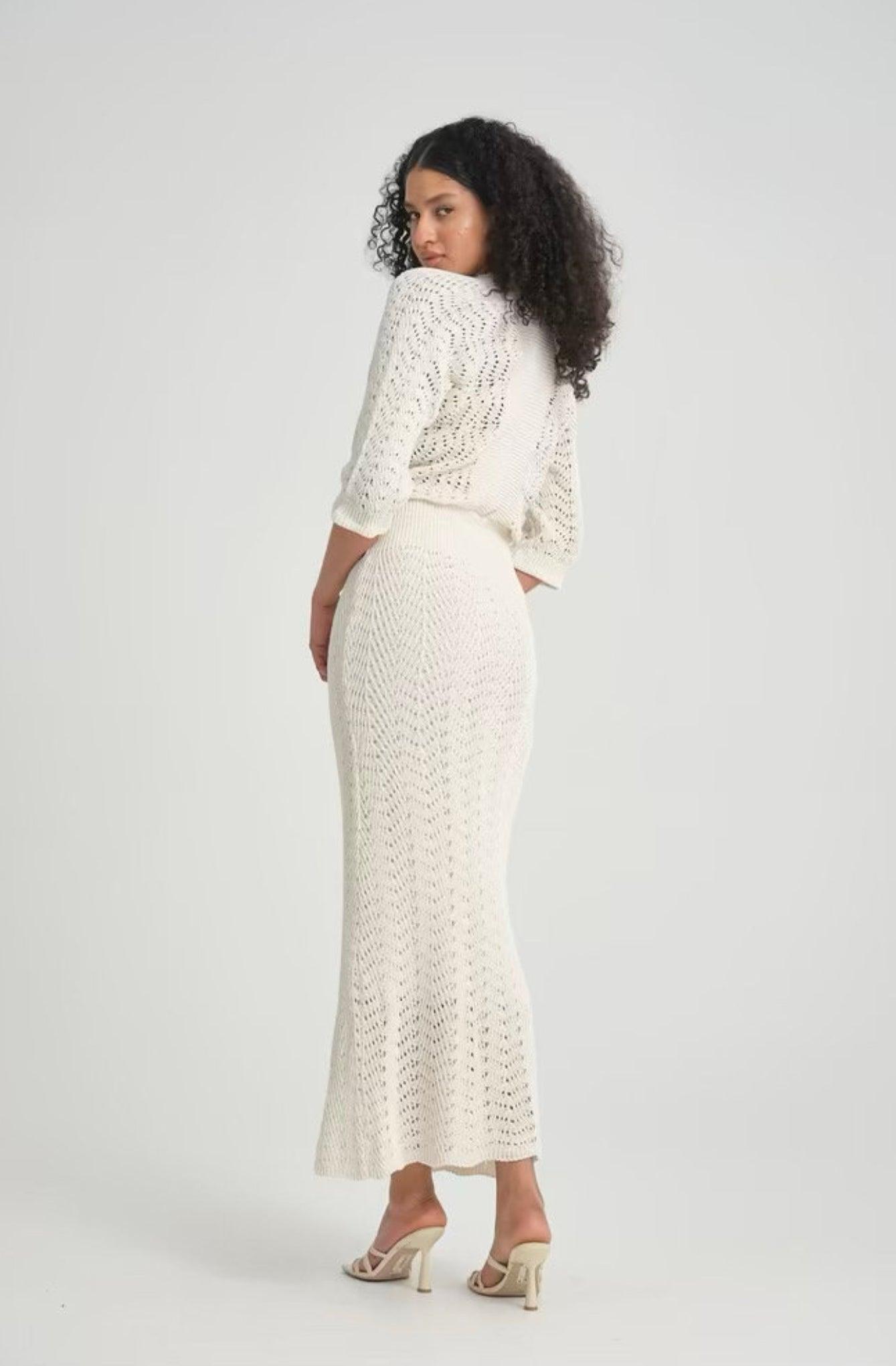 Robe tricot beige ajustée à manches bouffantes ajourée