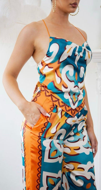 Ensemble satin noir femme composé d’un haut dos nu à nouer et d’un pantalon large fluide 