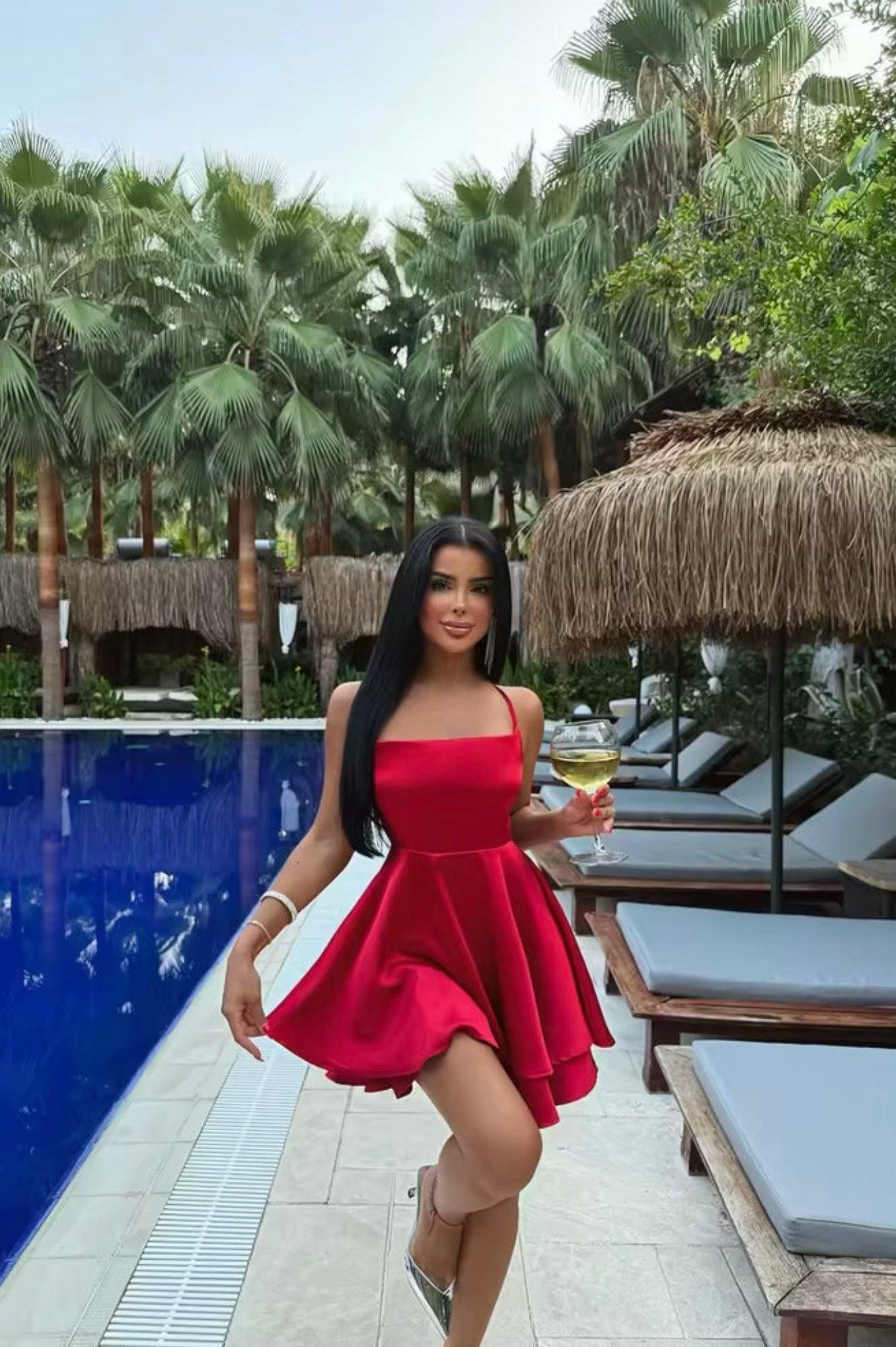 Robe rouge mi-longue bretelles fines dos nu croisé