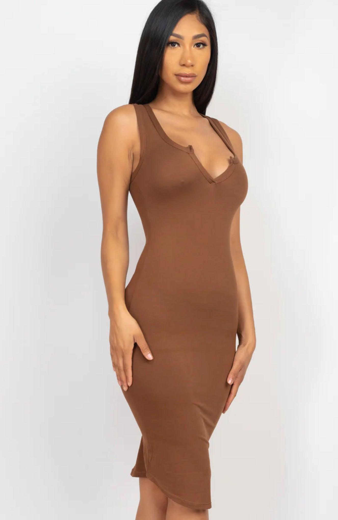 Robe simple moulante marron à décolleté cœur sans manches