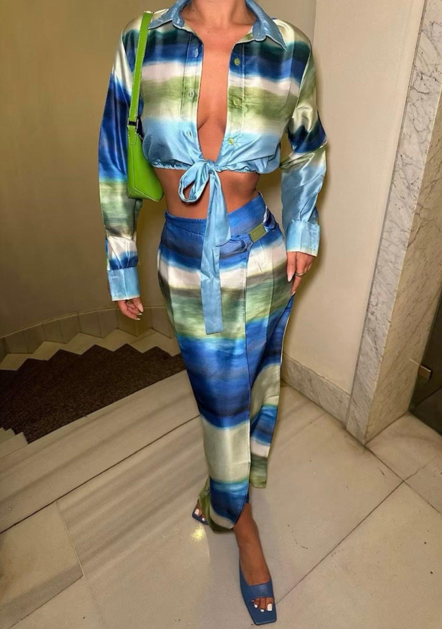 Femme portant un ensemble veste nouée bleu-vert et jupe midi fendue assortie