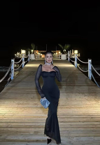 Robe velours noire ajustée manches longues décolleté dentelle