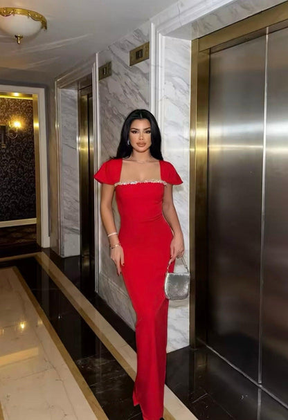 Robe rouge longue avec décolleté scintillant et manches évasées