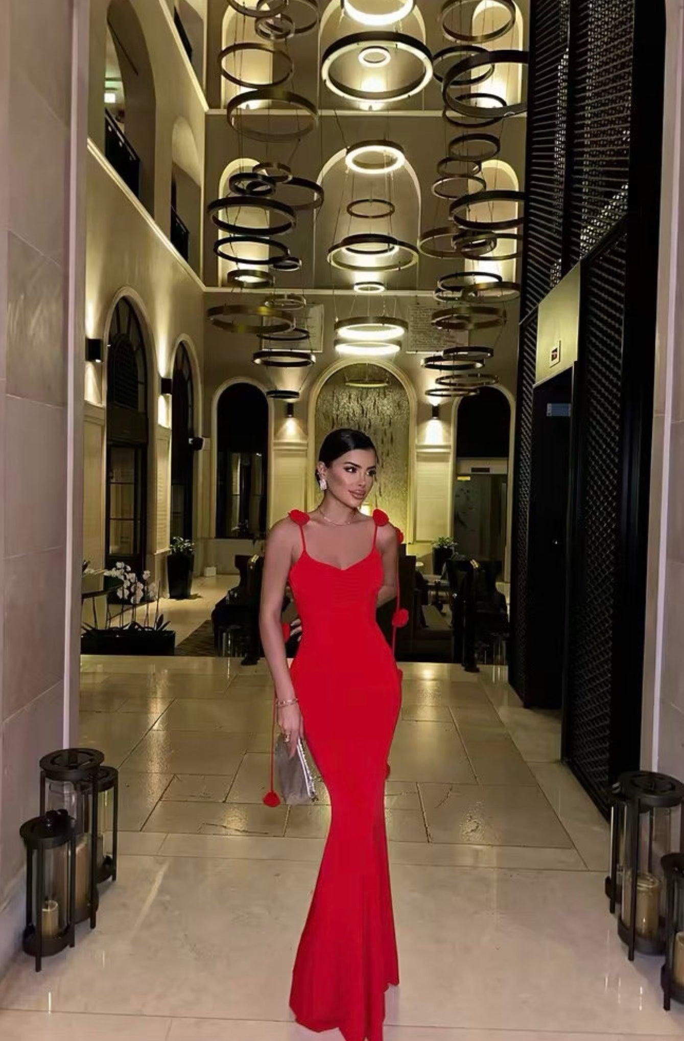 Robe longue rouge bustier cœur avec rose épaule