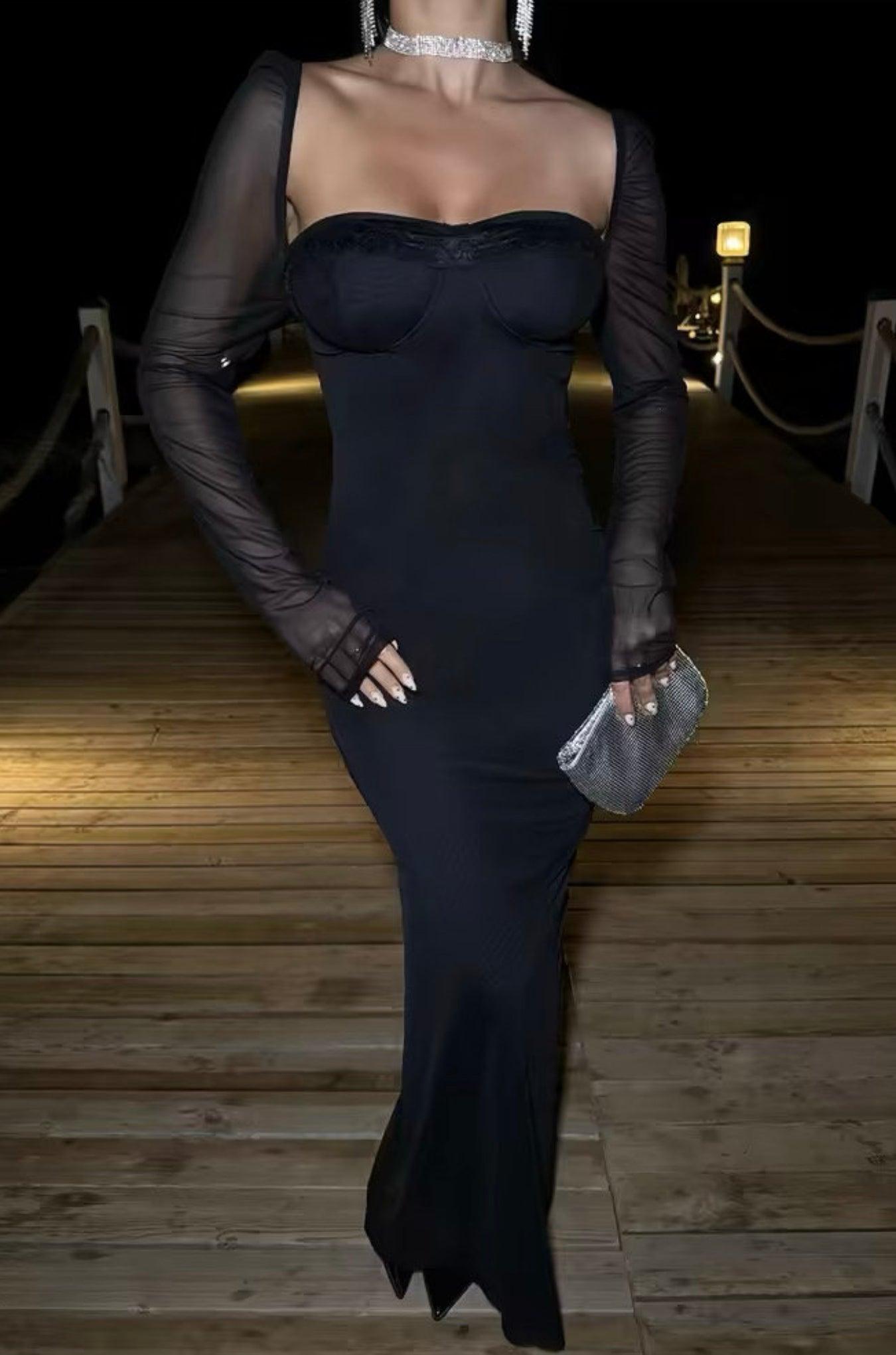 Robe velours noire ajustée manches longues décolleté dentelle
