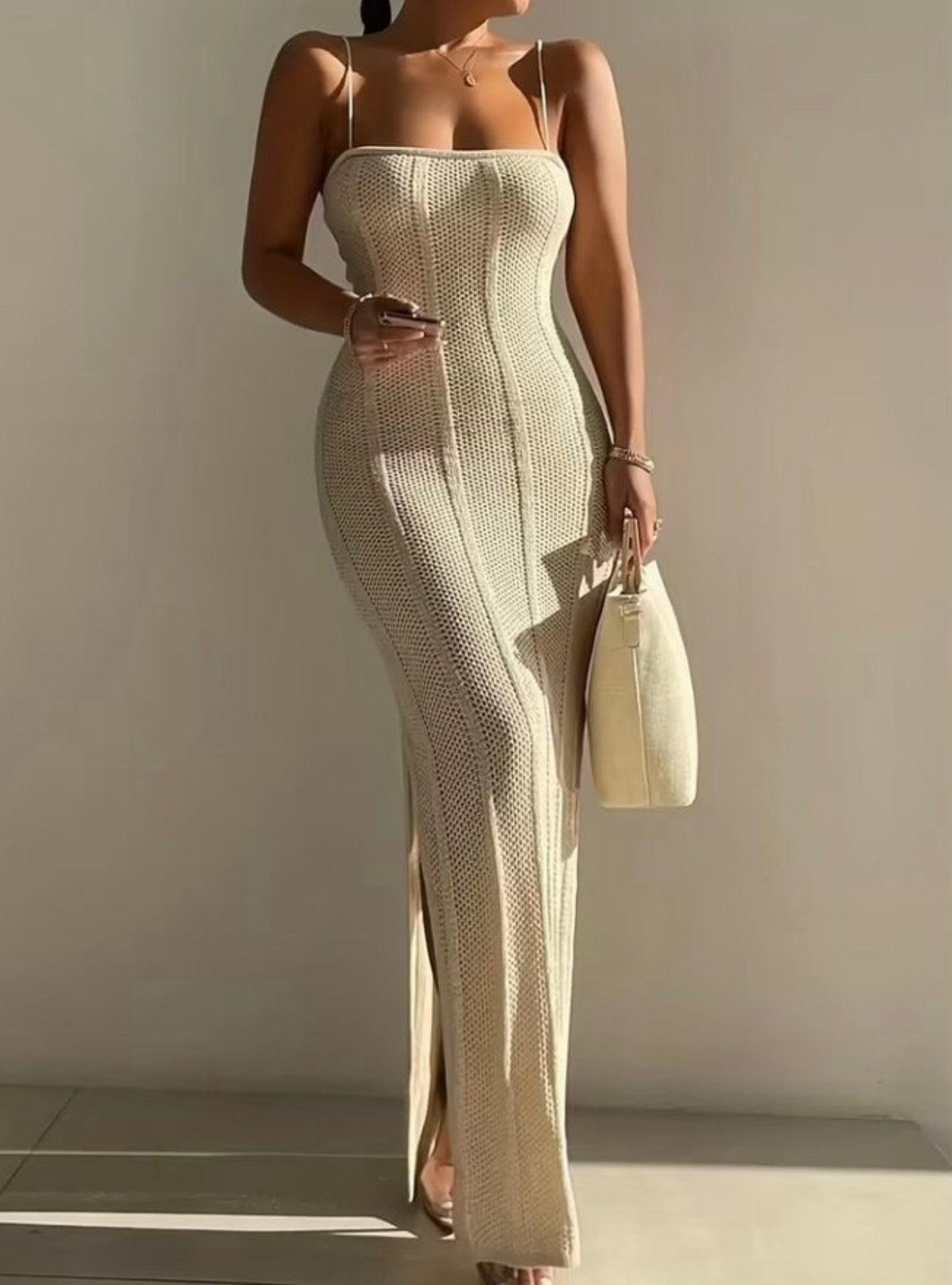 Robe beige à bretelles fines en maille avec fente