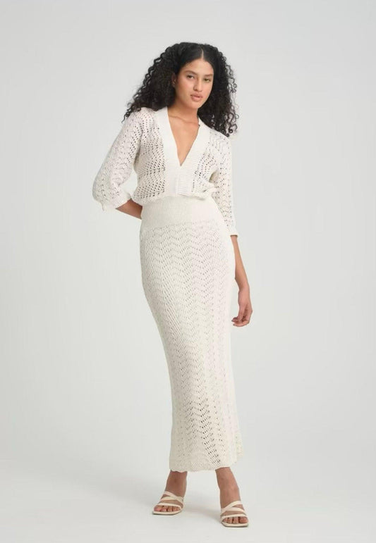 Robe tricot beige ajustée à manches bouffantes ajourée
