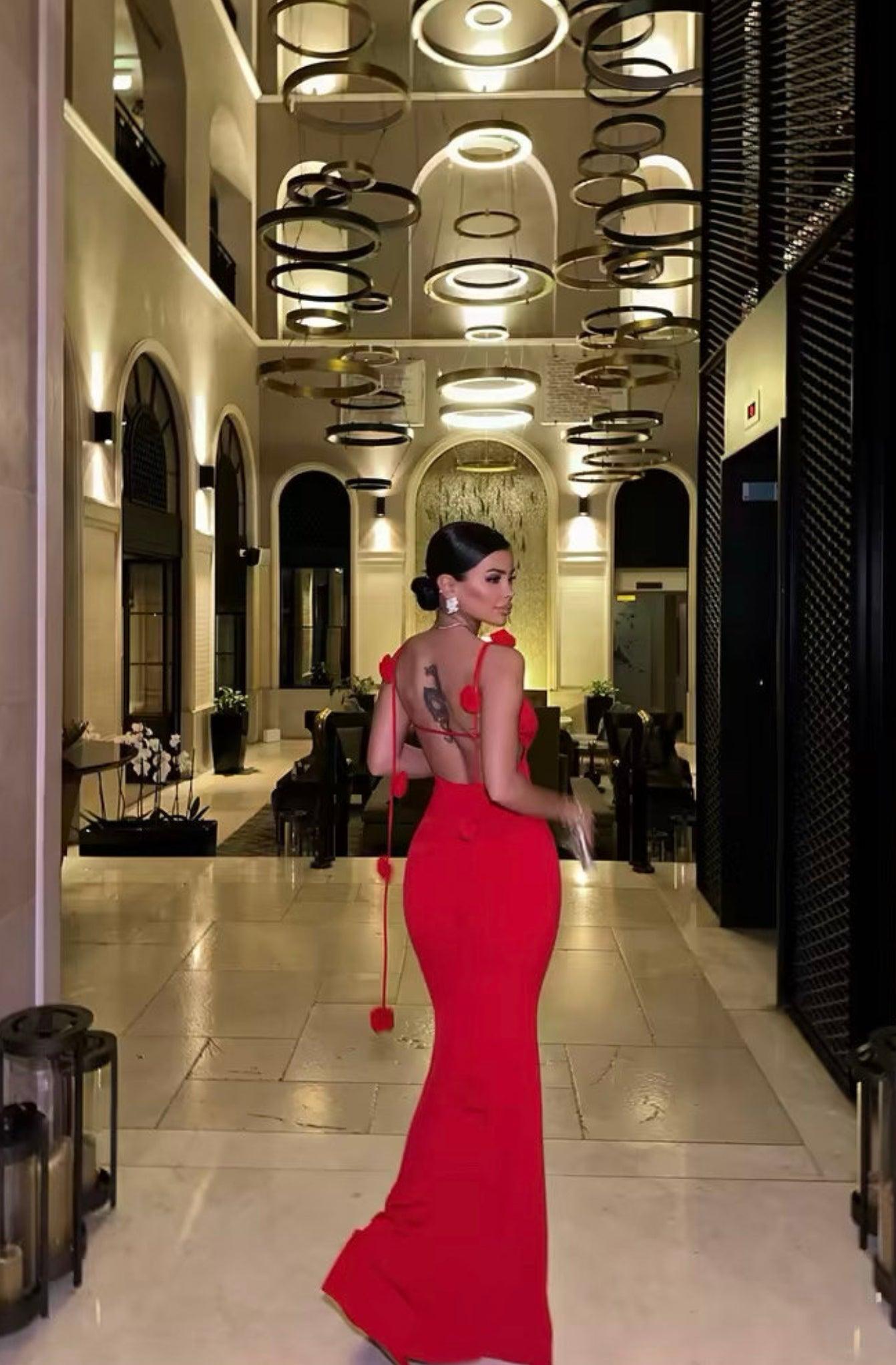 Robe longue rouge bustier cœur avec rose épaule
