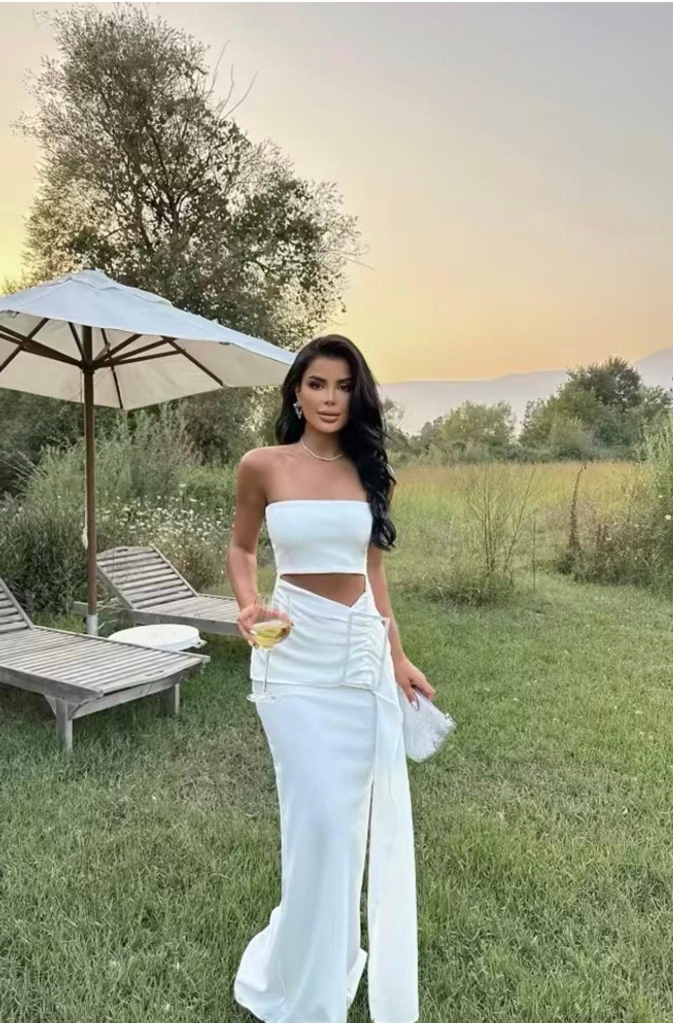 Robe longue blanche bandeau drapé silhouette glamour