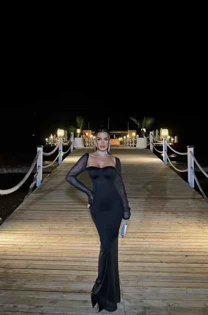 Robe velours noire ajustée manches longues décolleté dentelle