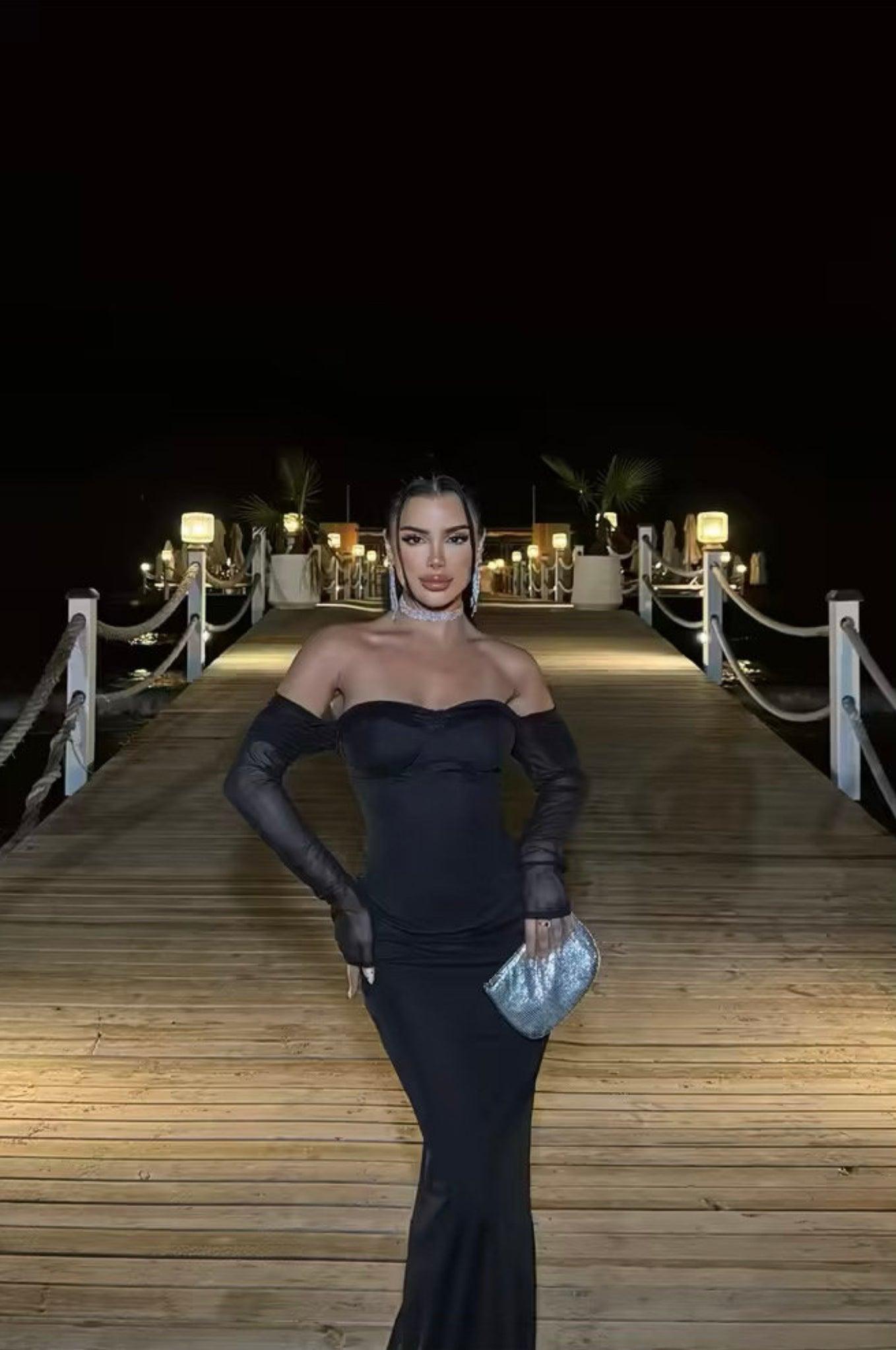 Robe velours noire ajustée manches longues décolleté dentelle