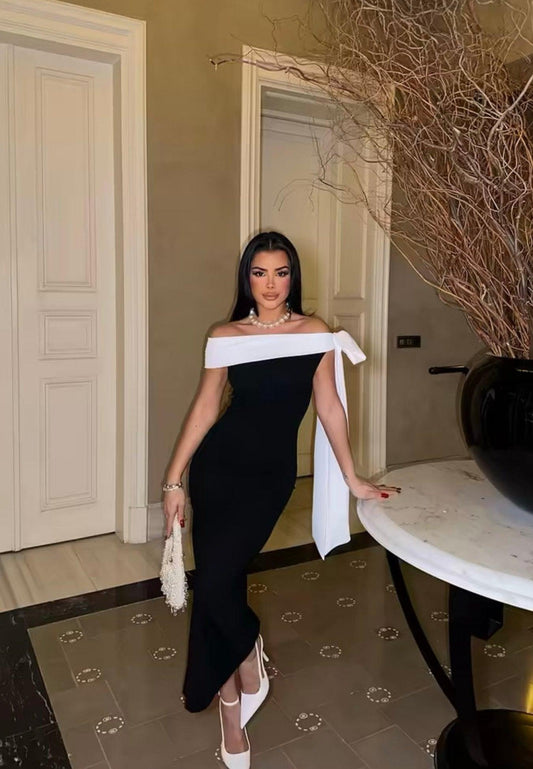 Robe asymétrique noire et blanche avec nœud épaule