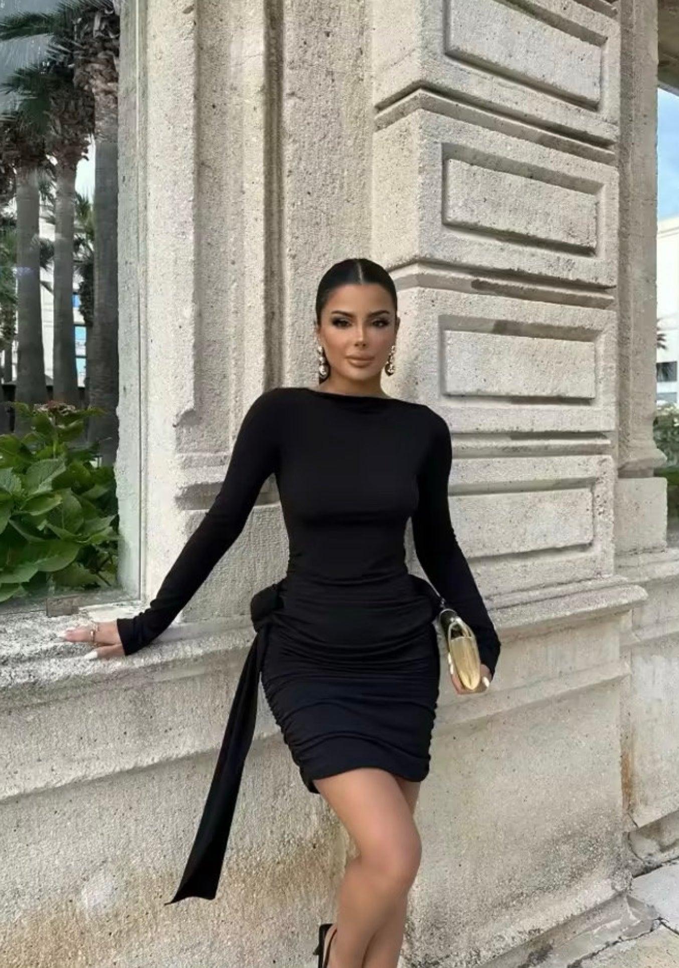 Robe noire moulante manches longues fronces côtés