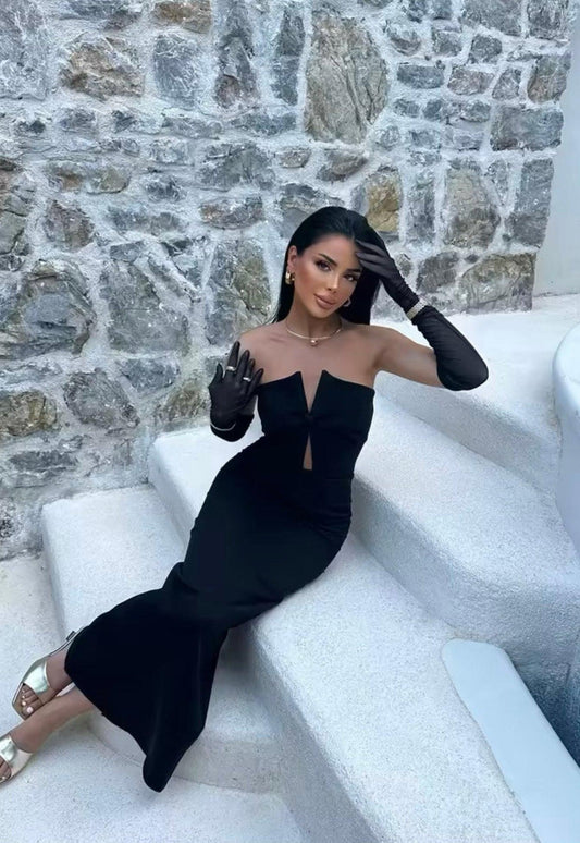 Robe fourreau noire sans manches décolleté cœur avec nœud