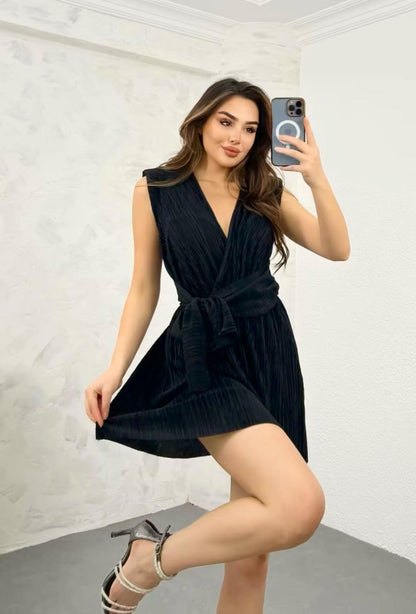 Robe courte noire simple manches courtes col rond