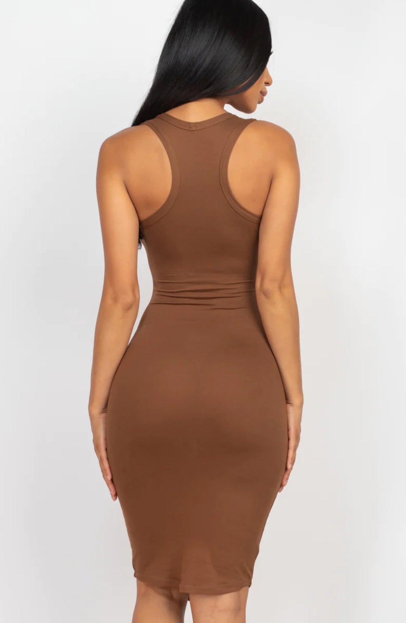 Robe simple moulante marron à décolleté cœur sans manches