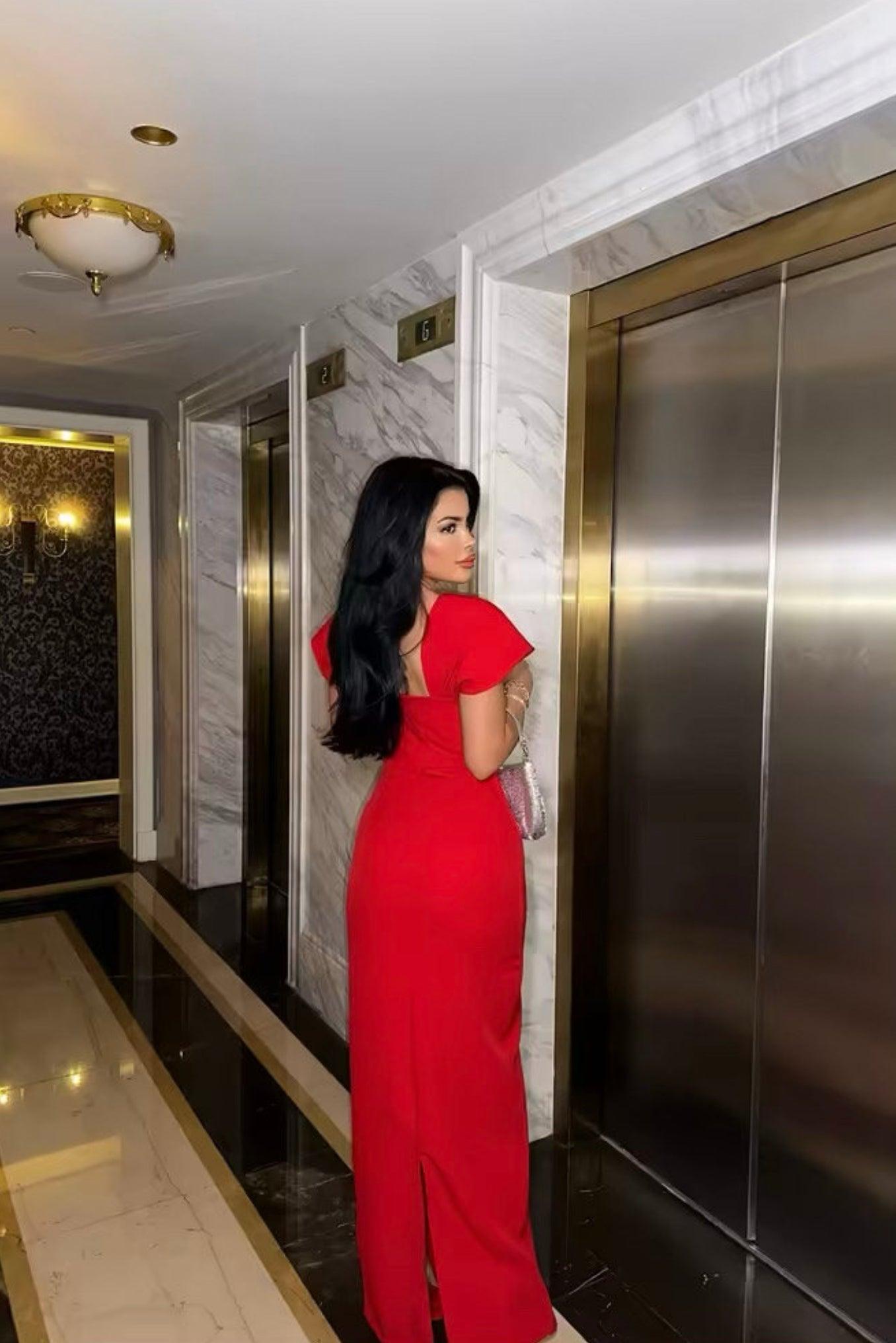 Robe rouge longue avec décolleté scintillant et manches évasées