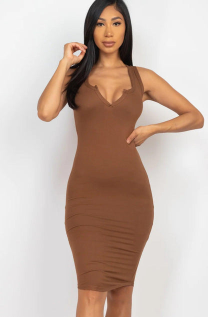Robe simple moulante marron à décolleté cœur sans manches
