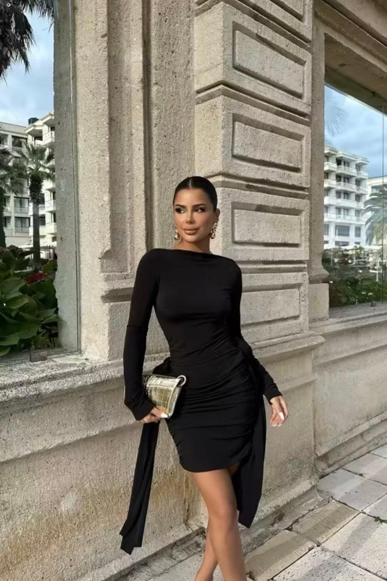 Robe noire moulante manches longues fronces côtés