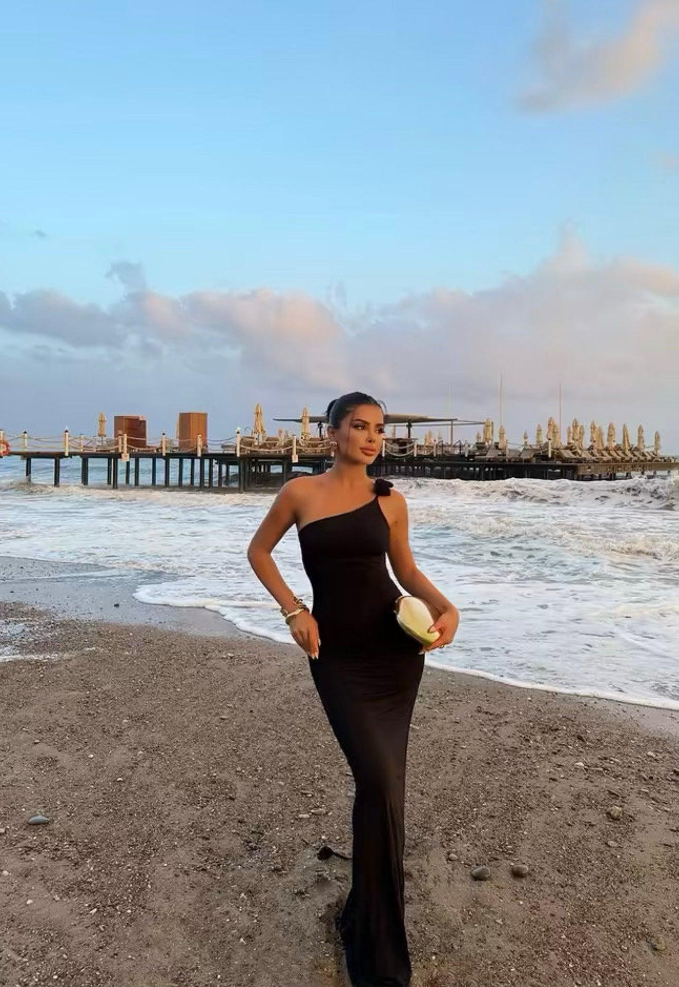 Robe noire asymétrique une épaule manche longue dos nu