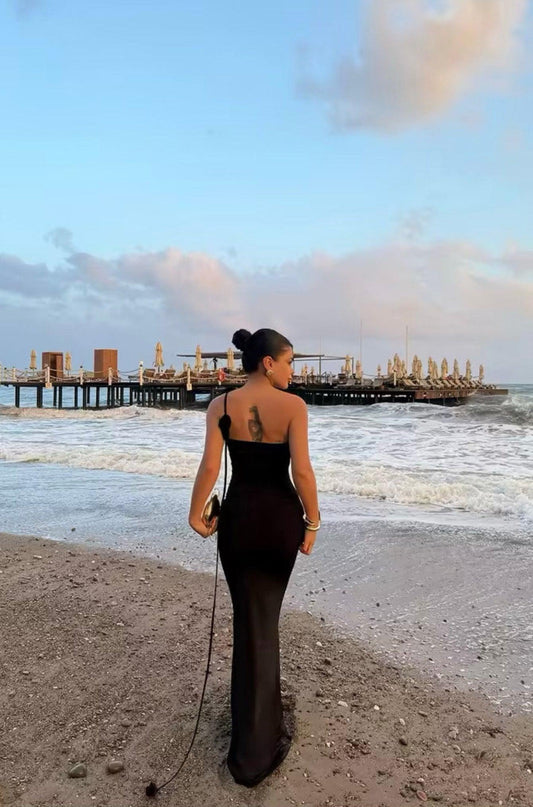 Robe noire asymétrique une épaule manche longue dos nu